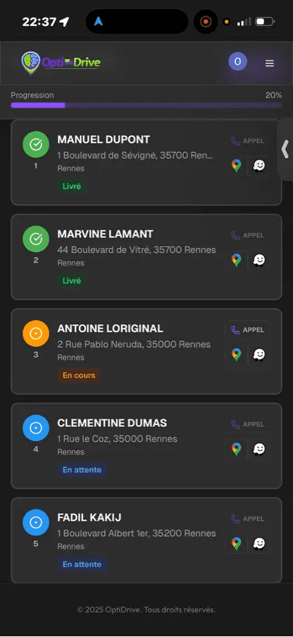 Vue chauffeur sur smartphone : liste des arrêts avec statut livré, en cours ou en attente, et raccourcis Google Maps et Waze